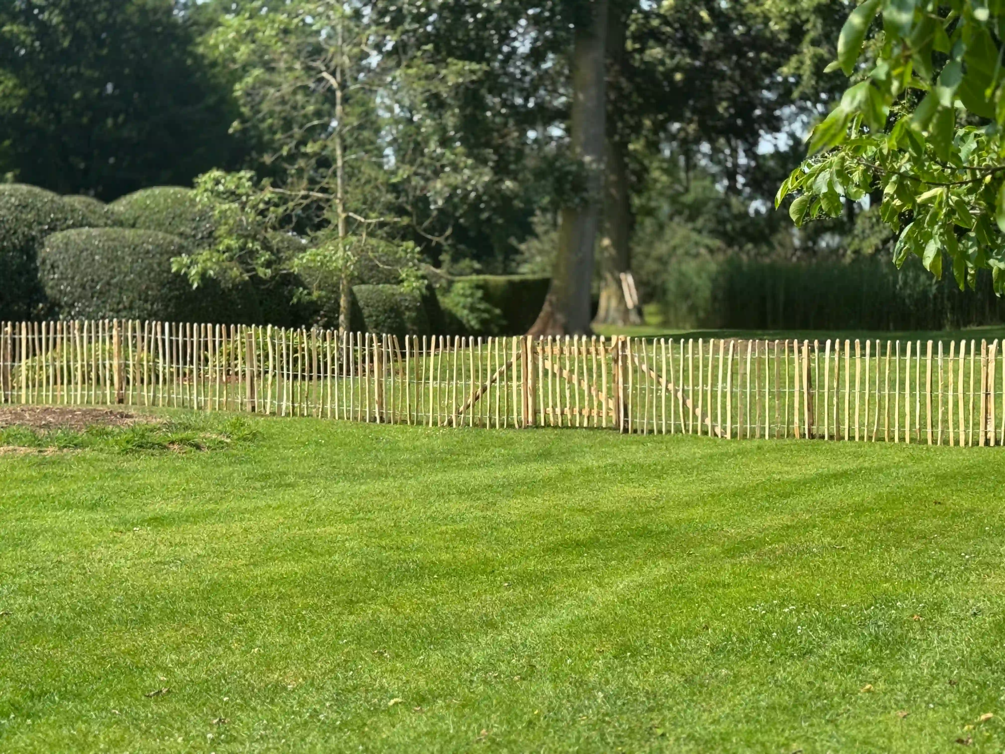Kastanje afsluiting in de tuin